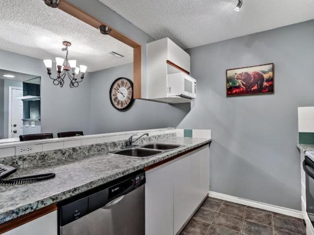 New! Cozy Rocky Mountain Chalet Managed By Little Sister Getaways Canmore Kültér fotó