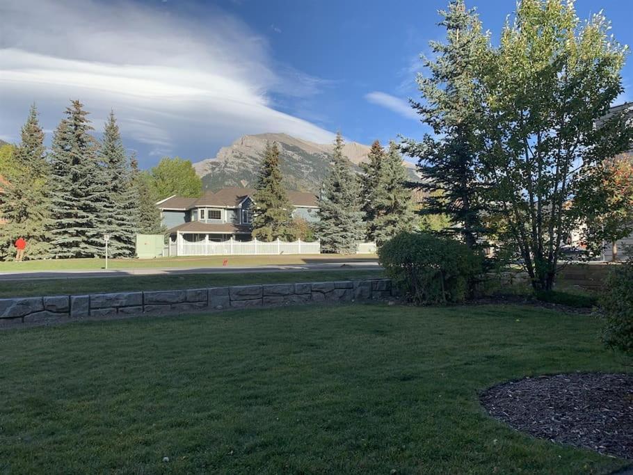 New! Cozy Rocky Mountain Chalet Managed By Little Sister Getaways Canmore Kültér fotó